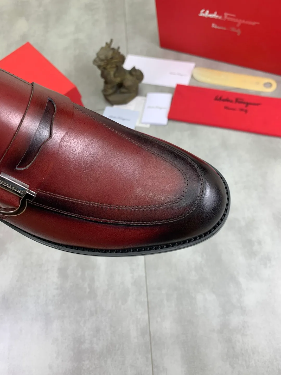 Men's Men's Shoes 💰P562💰[New Style] Water-dyed Niuli 🆘[Salvatore Ferragamo] Ferragamo's latest casual business leather shoes for men! Listed simultaneously! The fabric is made of specially imported original pebbled calfskin, and the lining is made of imported water-dyed cowhide. It is absolutely luxurious and leads the fashion trend. Matching code: 38-44 (45 and 46 can be customized) Black, brown and burgundy colors available